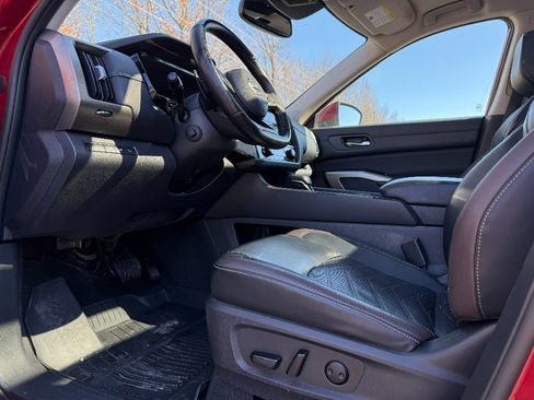 Used 2022 Nissan Pathfinder Platinum w/ Cargo Package image 20