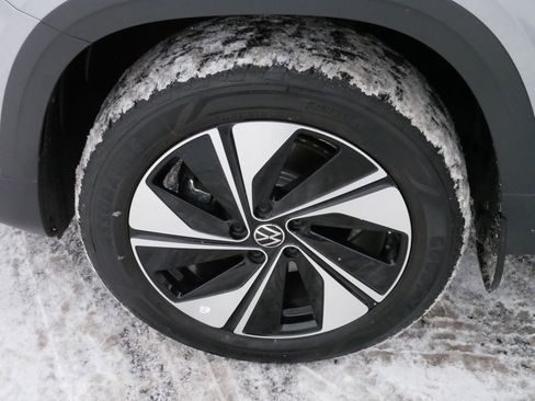 Used 2025 Volkswagen Taos SE image 15