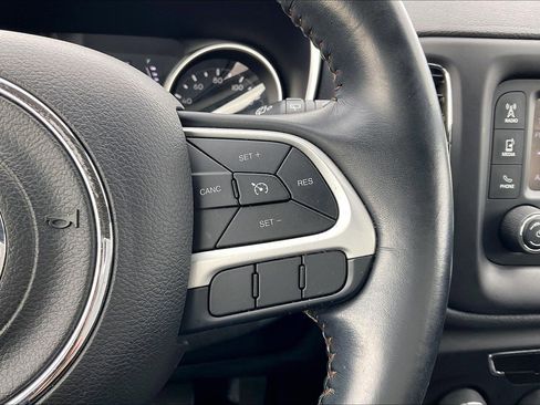 Used 2018 Jeep Compass Latitude image 11