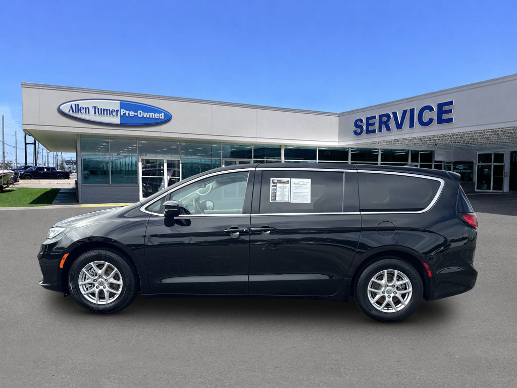 Used 2024 Chrysler Pacifica Touring-L FWD image 5