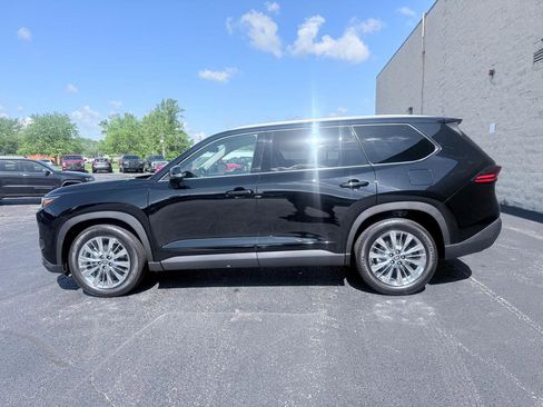 Used 2025 Toyota Grand Highlander AWD image 2