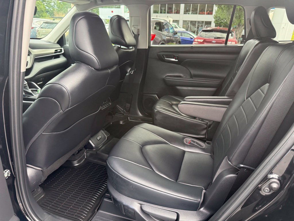 Used 2023 Toyota Highlander XLE AWD/4WD image 17