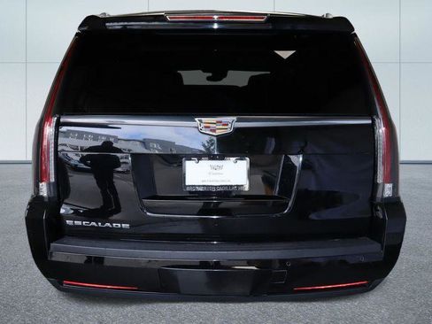 Used 2018 Cadillac Escalade ESV Premium Luxury AWD/4WD image 16