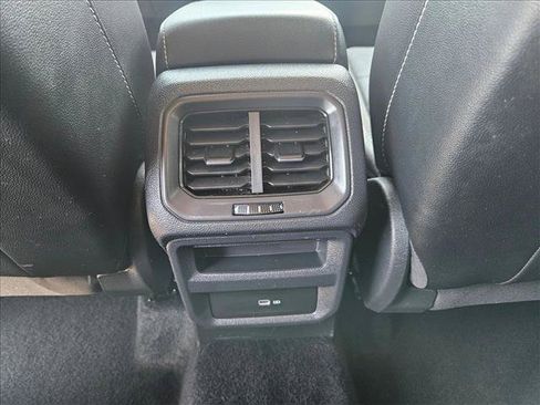 Used 2022 Volkswagen Taos SE FWD image 16