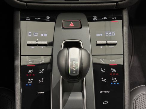 Certified 2025 Porsche Macan image 40