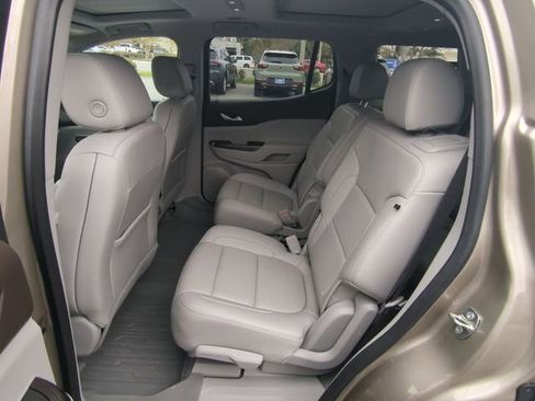 Used 2022 GMC Acadia SLT w/ Preferred Package image 16