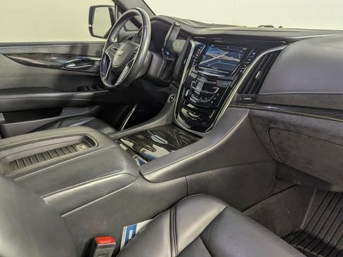 Used 2018 Cadillac Escalade Platinum image 34