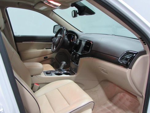 Used 2019 Jeep Grand Cherokee Overland AWD/4WD image 17