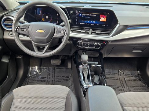 Certified 2025 Chevrolet Trax LT FWD image 18