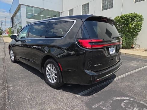 Used 2023 Chrysler Pacifica Touring-L FWD image 6