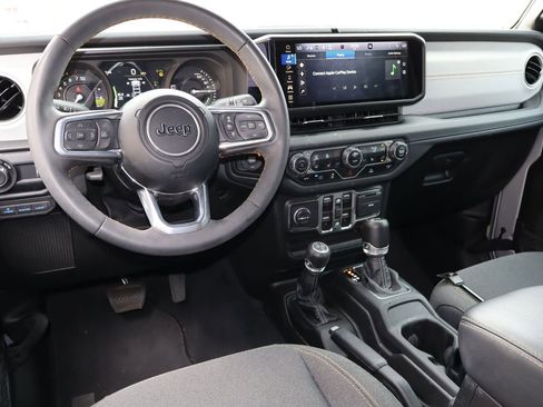 Used 2024 Jeep Wrangler Unlimited Sahara AWD/4WD image 4