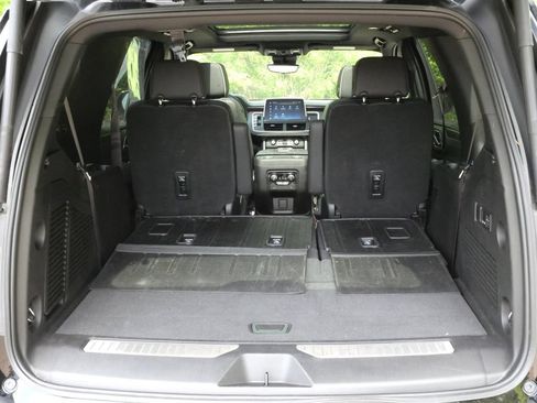 Used 2023 Chevrolet Tahoe Premier AWD/4WD image 32