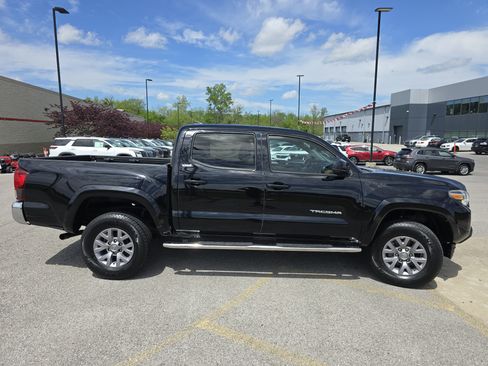 Used 2019 Toyota Tacoma SR5 RWD image 9