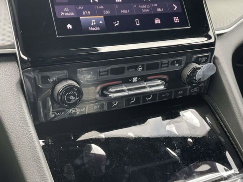 New 2025 Jeep Grand Cherokee L Laredo w/ Luxury Tech Group I image 38