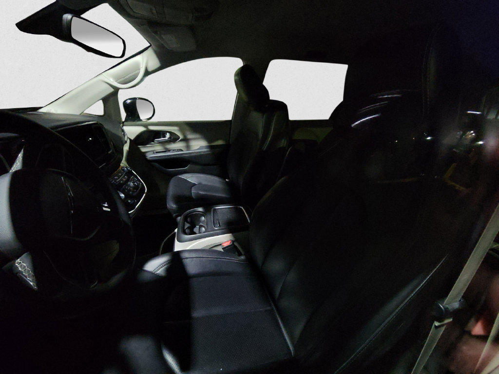 Used 2024 Chrysler Pacifica Touring-L FWD image 9