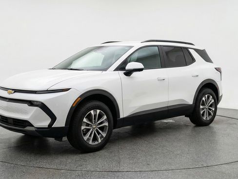 Used 2025 Chevrolet Equinox LT image 3