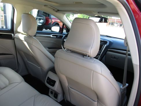 Used 2017 Ford Fusion SE w/ Fusion SE Technology Package AWD/4WD image 25