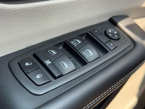 Used 2023 Chrysler Pacifica Touring-L FWD image 26