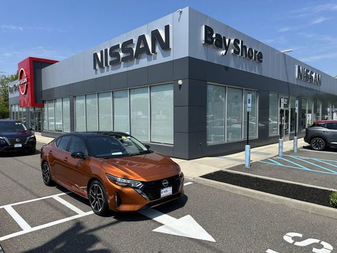 Certified 2025 Nissan Sentra SR w/ SR Premium Package FWD image 1
