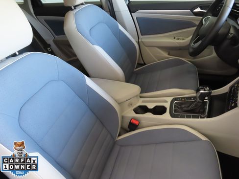 Used 2025 Volkswagen Jetta SE image 27