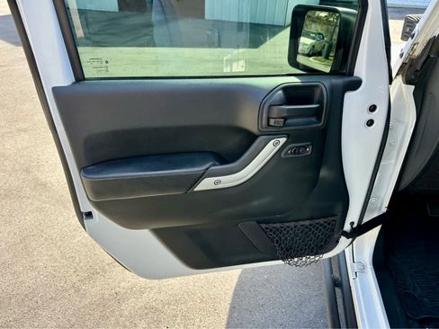 Used 2016 Jeep Wrangler Unlimited Rubicon image 10