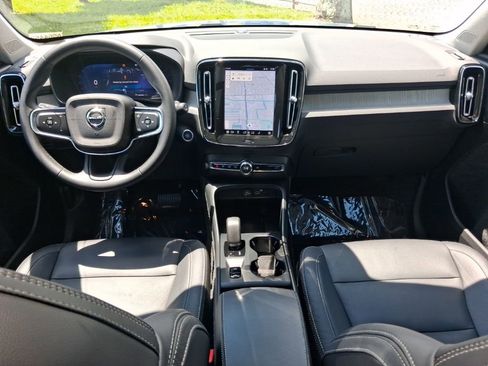 Used 2025 Volvo XC40 B5 Core AWD/4WD image 9