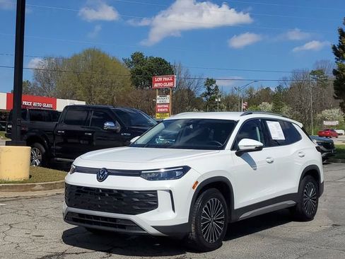 Used 2025 Volkswagen Tiguan S image 1