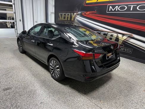 Used 2025 Nissan Altima 2.5 SV AWD/4WD image 11
