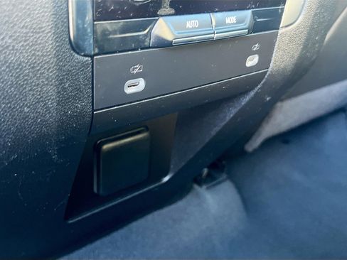 Used 2024 Chevrolet Suburban LT image 27