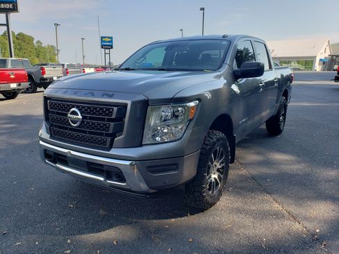 Used 2021 Nissan Titan SV w/ SV Convenience Package image 2