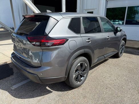 Used 2024 Nissan Rogue SV image 5