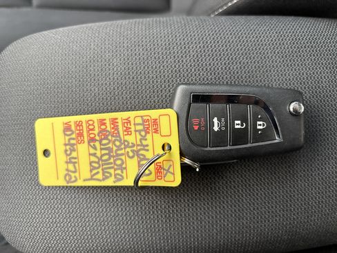 Used 2025 Toyota Corolla LE image 28