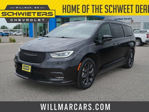 Used 2025 Chrysler Pacifica Limited FWD image 1