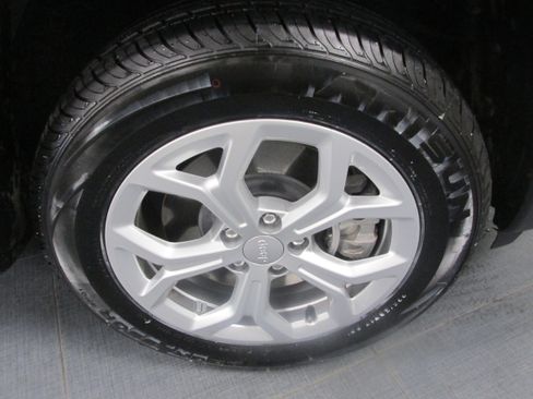 Used 2024 Jeep Compass Latitude AWD/4WD image 15