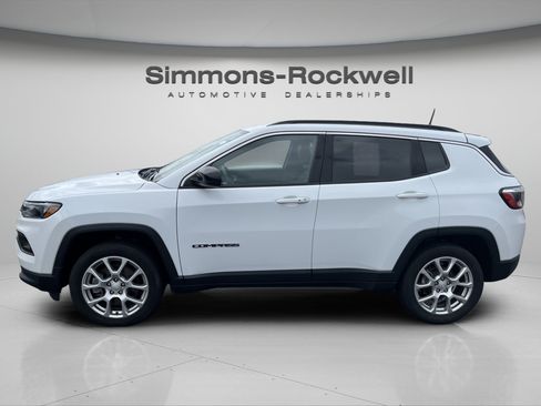 Used 2023 Jeep Compass Latitude AWD/4WD image 2