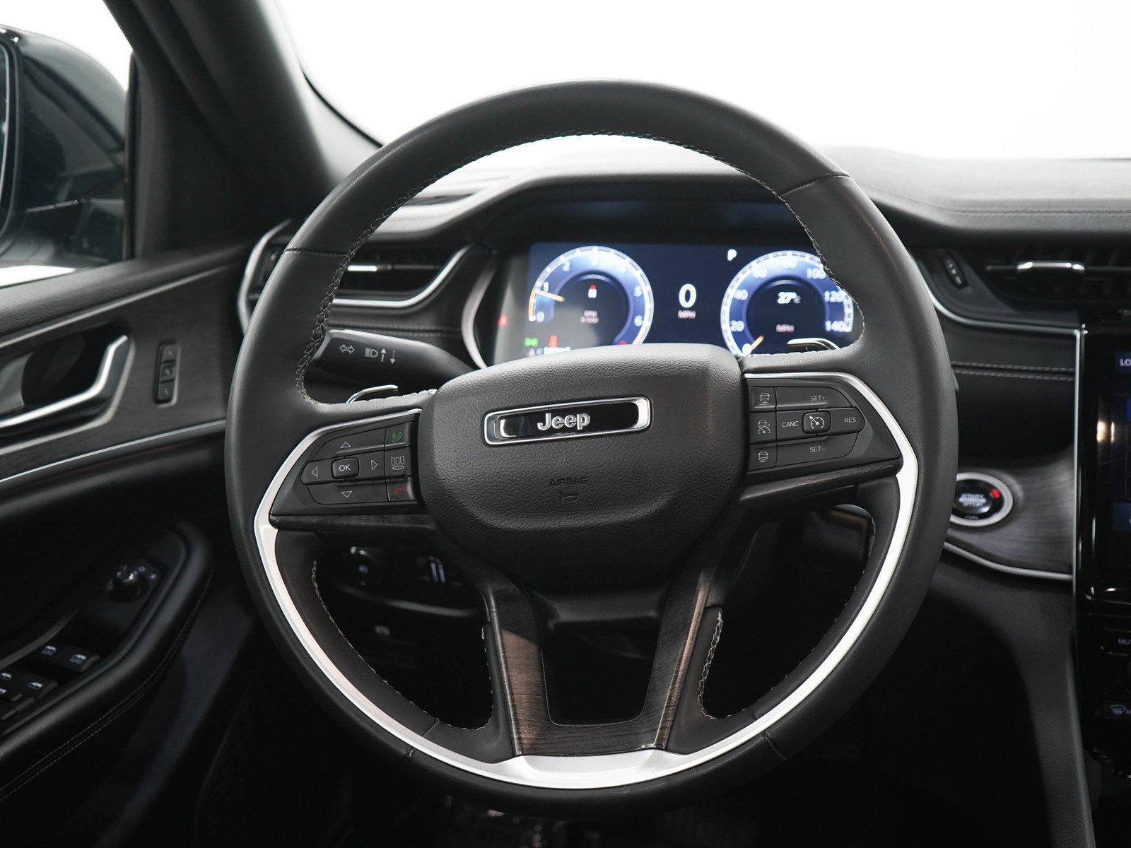 Used 2024 Jeep Grand Cherokee Limited w/ Luxury Tech Group II AWD/4WD image 17