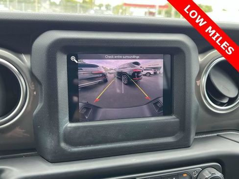 Used 2021 Jeep Gladiator Overland w/ Cold Weather Group AWD/4WD image 28