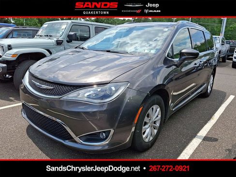 Used 2019 Chrysler Pacifica Touring-L FWD image 1