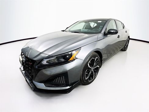 Used 2025 Nissan Altima 2.5 SR w/ SR Premium Package image 3