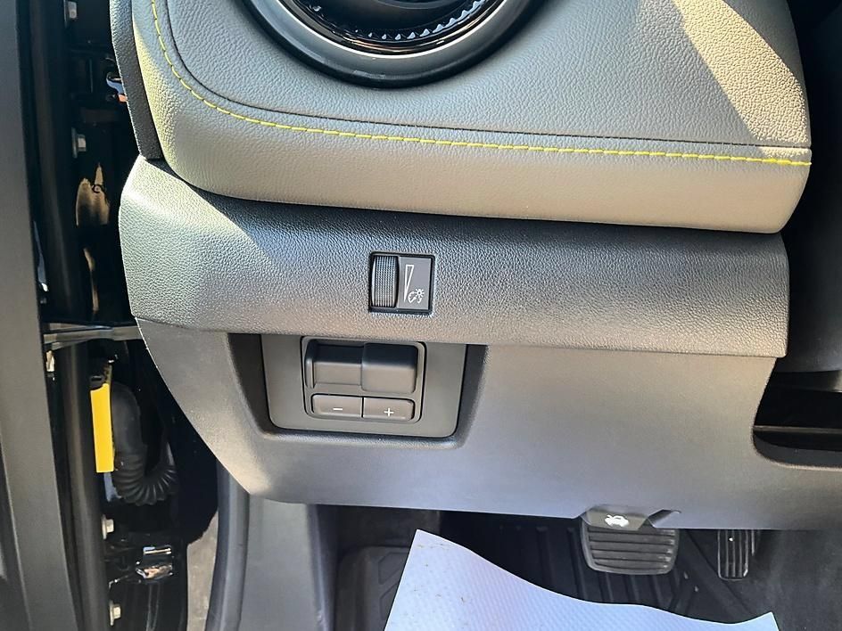 Used 2025 Chevrolet Colorado ZR2 w/ Technology Package AWD/4WD image 17