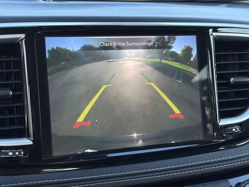 Used 2024 Chrysler Pacifica Select image 17