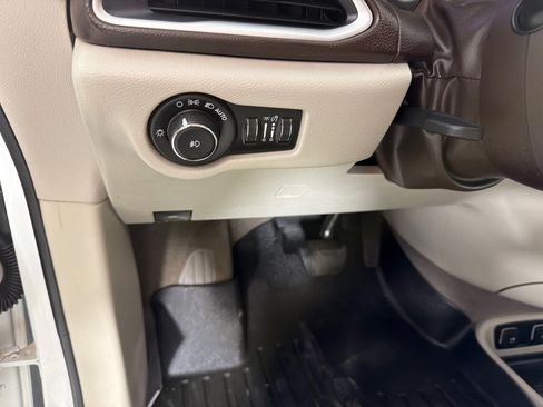 Used 2018 Chrysler Pacifica Touring-L FWD image 13