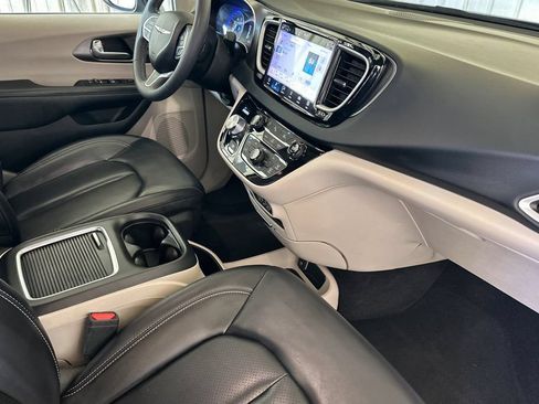 Used 2023 Chrysler Pacifica Touring-L FWD image 17