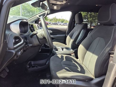 Used 2023 Chrysler Pacifica Touring FWD image 9