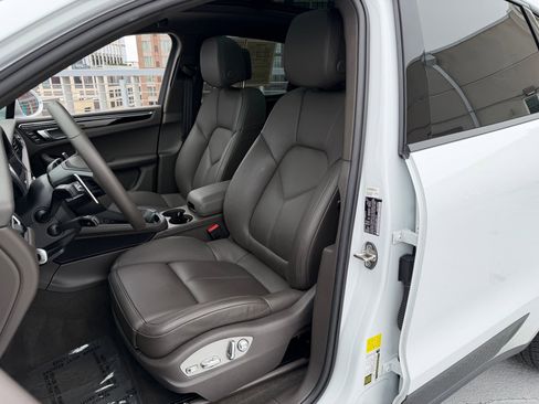 Certified 2023 Porsche Macan image 5