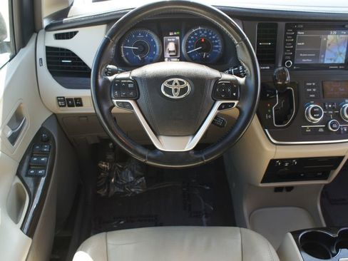 Used 2018 Toyota Sienna XLE Premium image 5