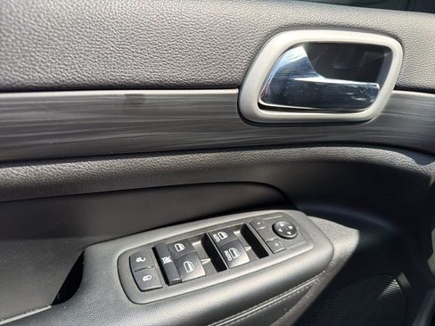 Used 2021 Jeep Grand Cherokee Laredo image 25