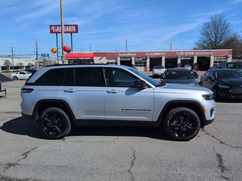 New 2025 Jeep Grand Cherokee Limited w/ Black Appearance Package AWD/4WD image 9