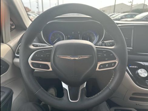 Used 2024 Chrysler Pacifica Touring-L image 23