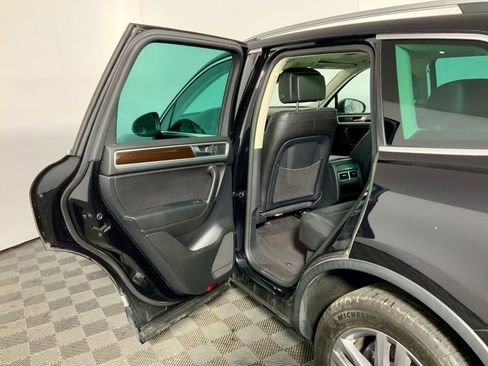 Used 2016 Volkswagen Touareg TDI image 29